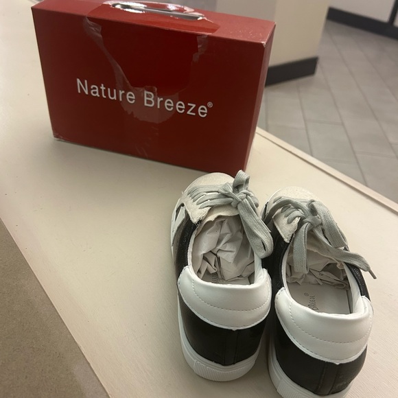 Sneakers Stylish Black and White Women's Sneakers 6 Brand New in box - Picture 3 of 5